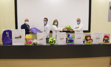 La Asociación de Futbolistas Españoles dona juguetes al hospital de Torrejón de Ardoz