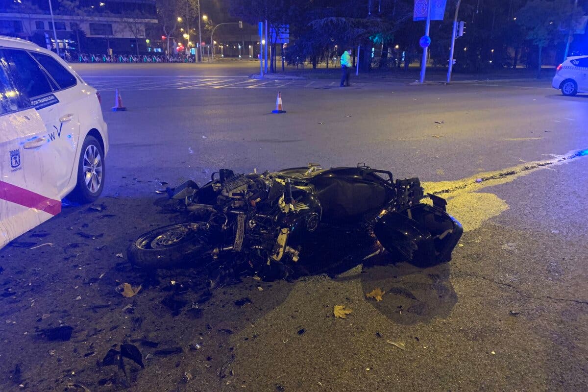 Herido grave un motorista tras colisionar contra un taxi en la Castellana