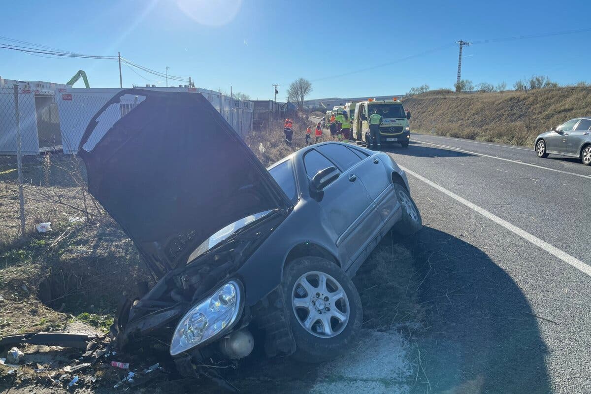 Dos heridos tras la salida de vía de un turismo en Loeches