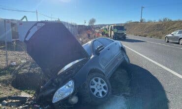 Dos heridos tras la salida de vía de un turismo en Loeches