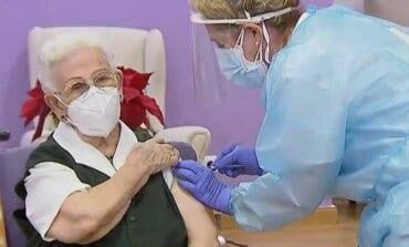 Guadalajara: Araceli, de 96 años, primera persona vacunada contra la Covid-19 en España