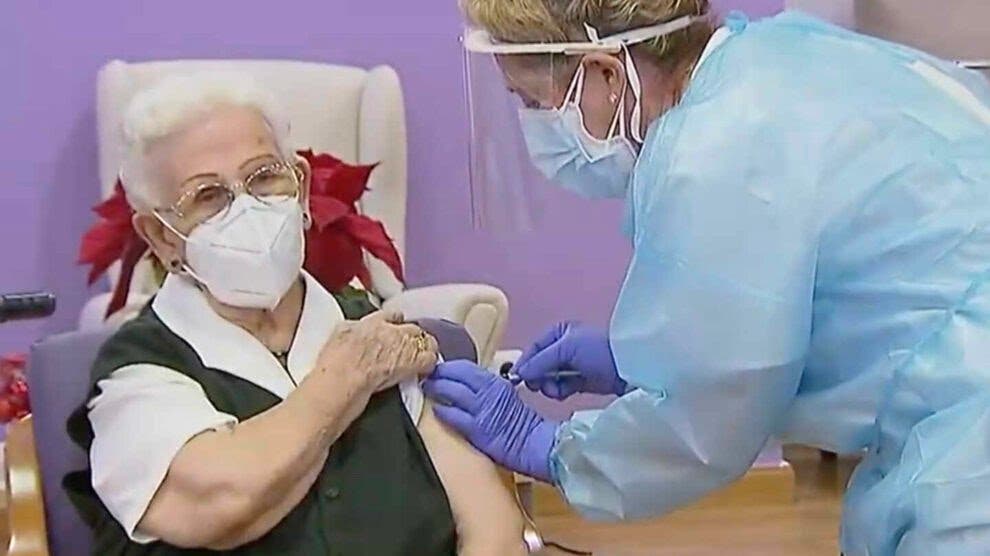 Guadalajara: Araceli, de 96 años, primera persona vacunada contra la Covid-19 en España