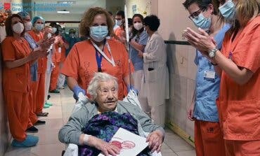 Elena, de 104 años, recibe el alta en Madrid tras superar el coronavirus