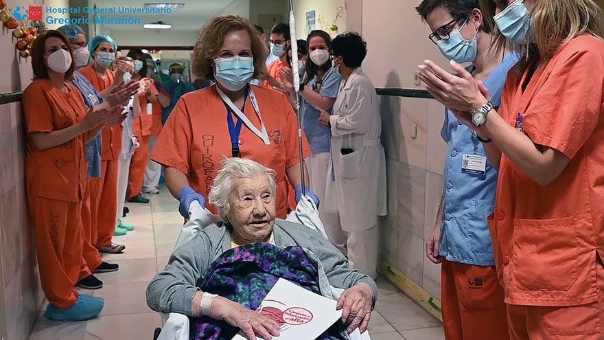 Elena, de 104 años, recibe el alta en Madrid tras superar el coronavirus