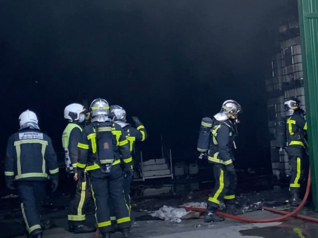 La nave incendiada en Alcalá de Henares almacenaba productos de limpieza