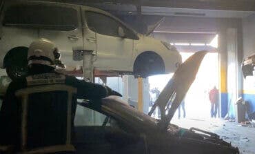 Aparatoso incendio en un taller mecánico de Torrejón de Ardoz