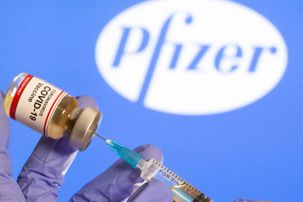 Pfizer y BioNTech aseguran que tres dosis de su vacuna son eficaces contra ómicron