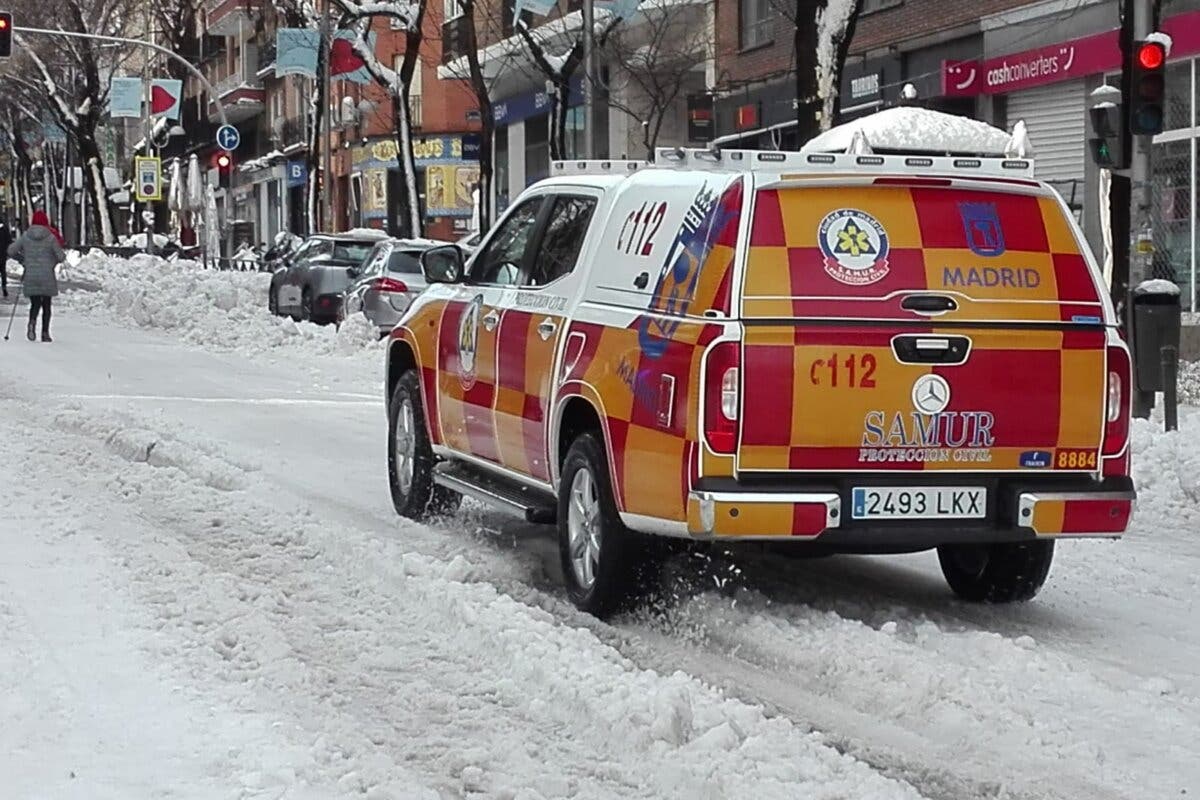 Muere al caer desde un tercer piso mientras limpiaba el hielo de sus ventanas en Aluche