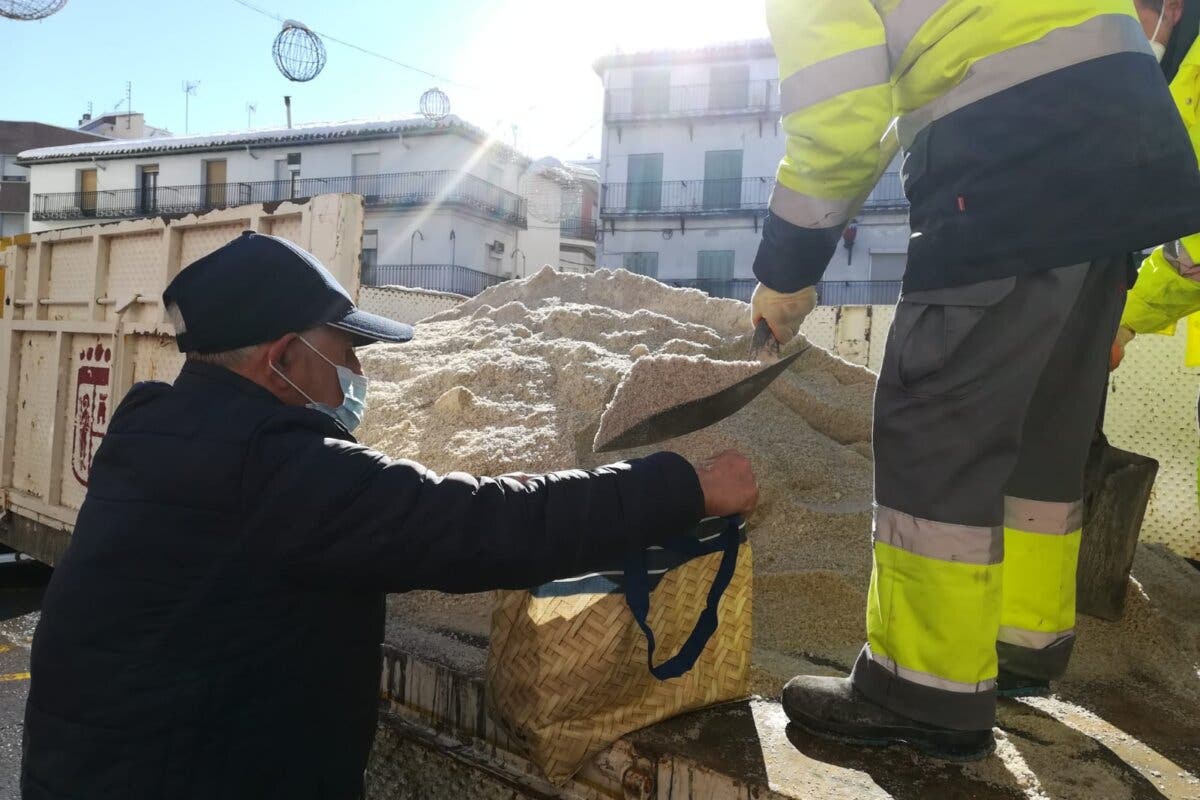 Arganda comienza a entregar sal y Coslada habilita nuevos puntos de reparto