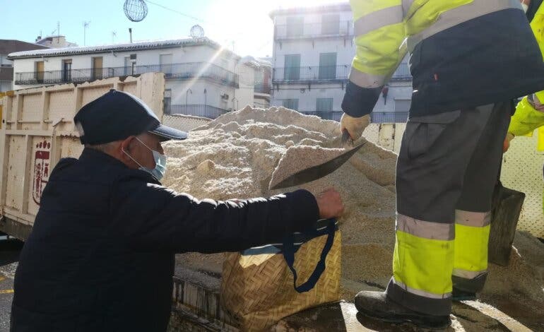 Arganda comienza a entregar sal y Coslada habilita nuevos puntos de reparto