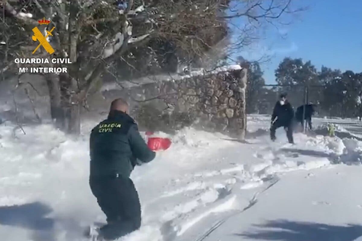 La Guardia Civil lleva alimentos en helicóptero a personas aisladas por la nieve en Guadalajara