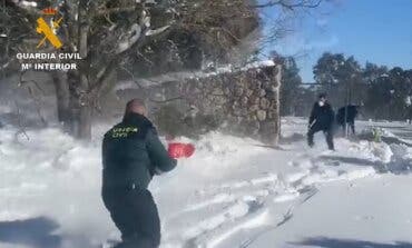 La Guardia Civil lleva alimentos en helicóptero a personas aisladas por la nieve en Guadalajara