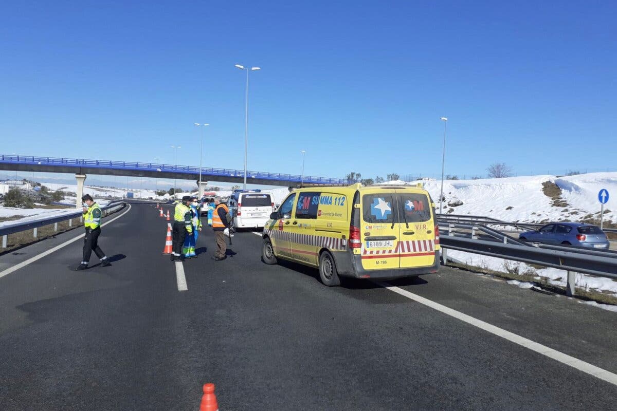 Muere un gruista arrollado por un camión en la M-50 cuando cargaba una furgoneta