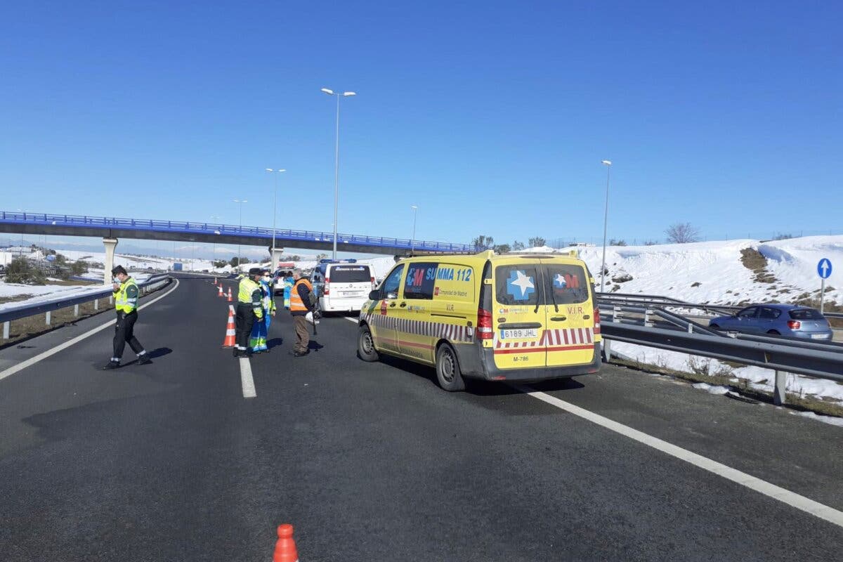 Muere un gruista arrollado por un camión en la M-50 cuando cargaba una furgoneta