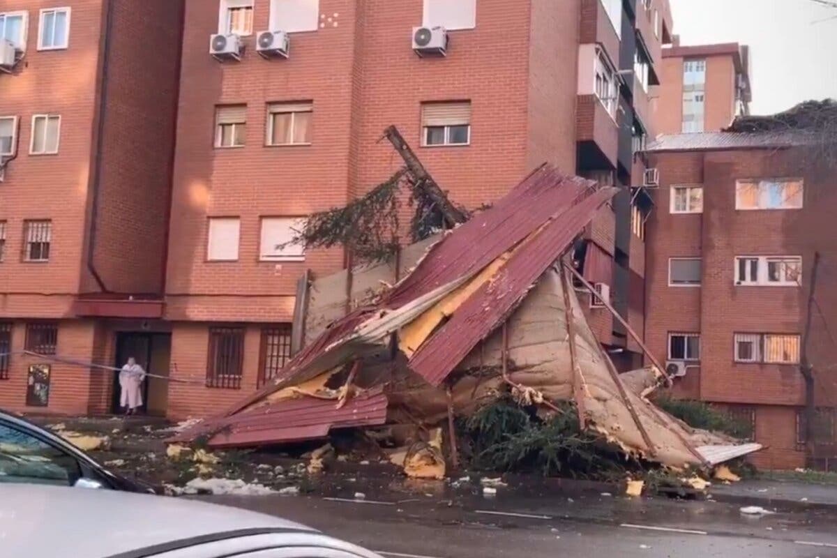 El viento arranca la cubierta de un edificio en Vallecas