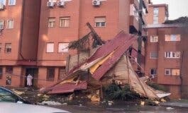 El viento arranca la cubierta de un edificio en Vallecas