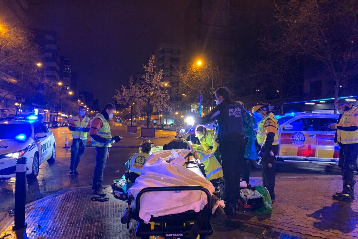 Muy grave un motorista al perder el control y salir despedido 20 metros en Madrid