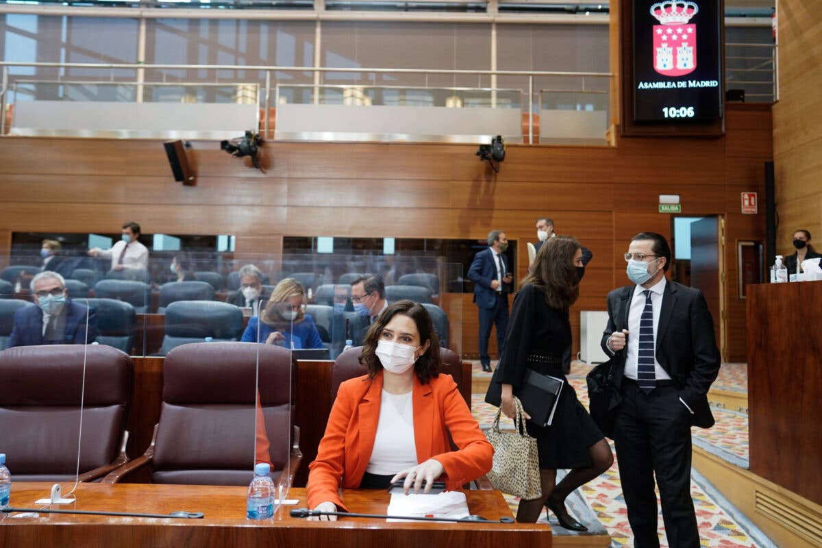 Ayuso anuncia un nuevo reparto de dos mascarillas FFP2 para mayores en las farmacias