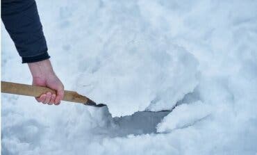 Torrejón de Ardoz presta a sus vecinos 7.000 palas para quitar la nieve