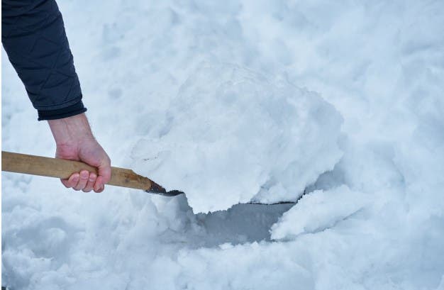 Torrejón de Ardoz presta a sus vecinos 7.000 palas para quitar la nieve
