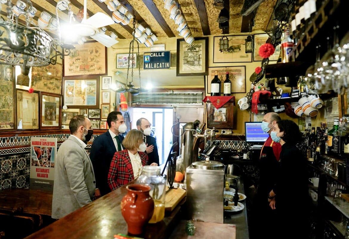 La Comunidad de Madrid recuerda que se puede pedir comida a domicilio hasta medianoche