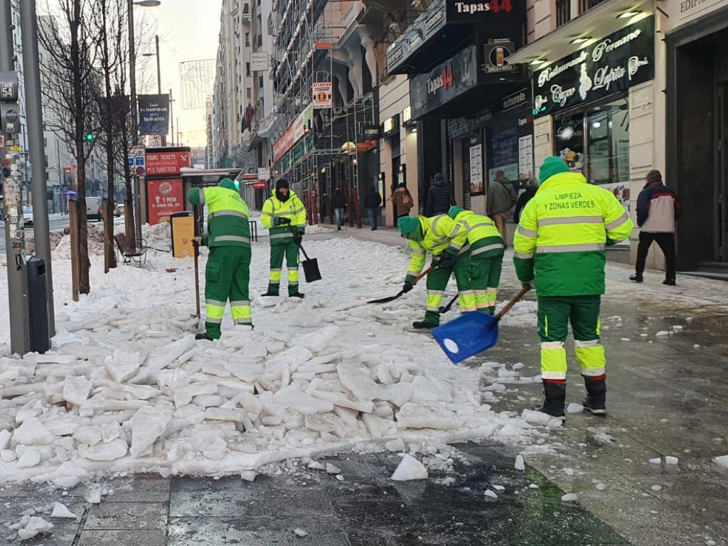 Almeida contrata a 1.200 operarios de refuerzo para quitar el hielo de las aceras