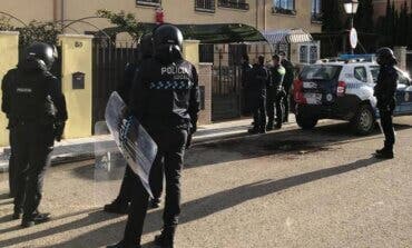 Se atrinchera en Azuqueca con su madre y su hermano a los que amenazó