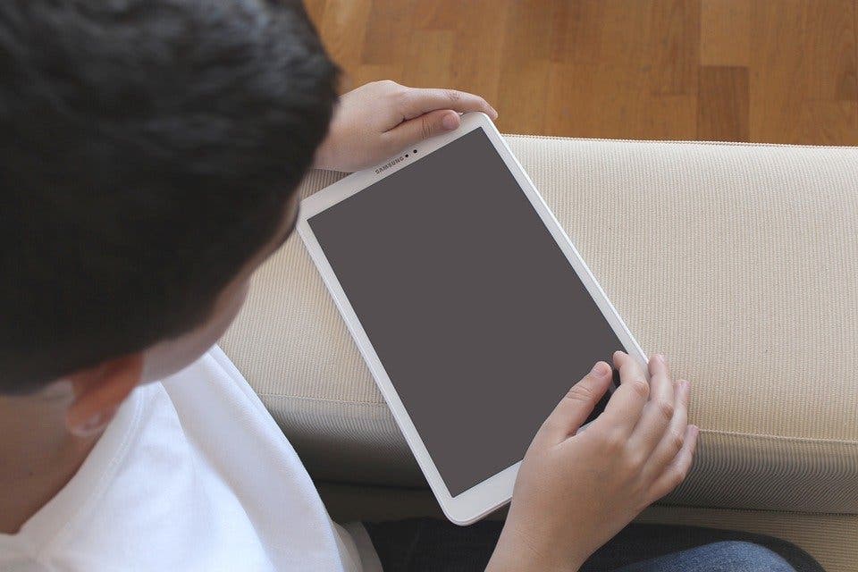 La Comunidad de Madrid entrega 36.100 tablets a estudiantes con pocos recursos