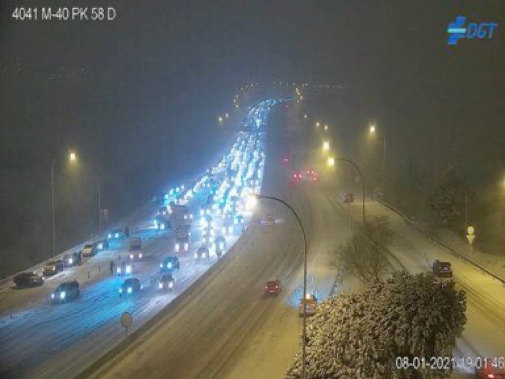 La nieve colapsa Madrid: Cortadas la M-40 y la M-30 y ha habido 506 incidencias