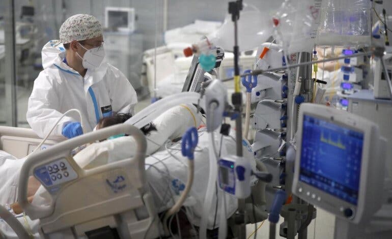 La Comunidad de Madrid ha notificado este sábado 17.233 nuevos casos y 37 fallecidos