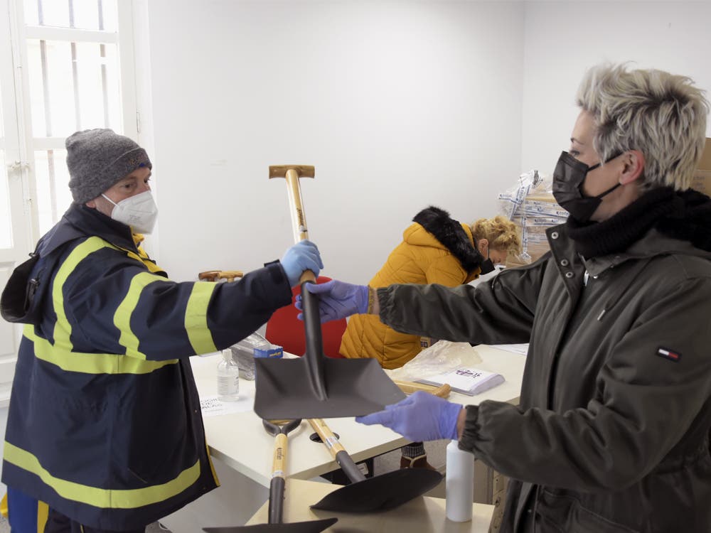 Torrejón de Ardoz continúa prestando palas a sus vecinos ante la escasez en el mercado