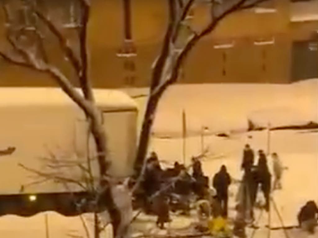 Vecinos del Ruedo de Moratalaz saquean un tráiler cargado de comida en plena nevada