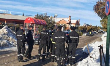 La UME se despliega en Villalbilla para ayudar a retirar la nieve