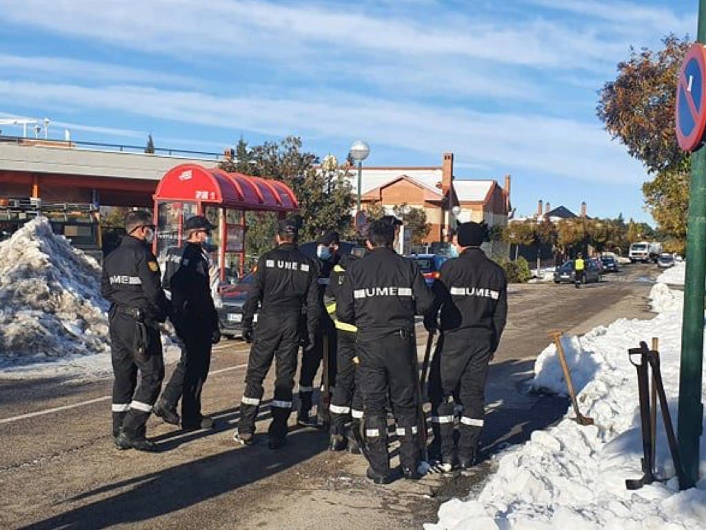 La UME se despliega en Villalbilla para ayudar a retirar la nieve