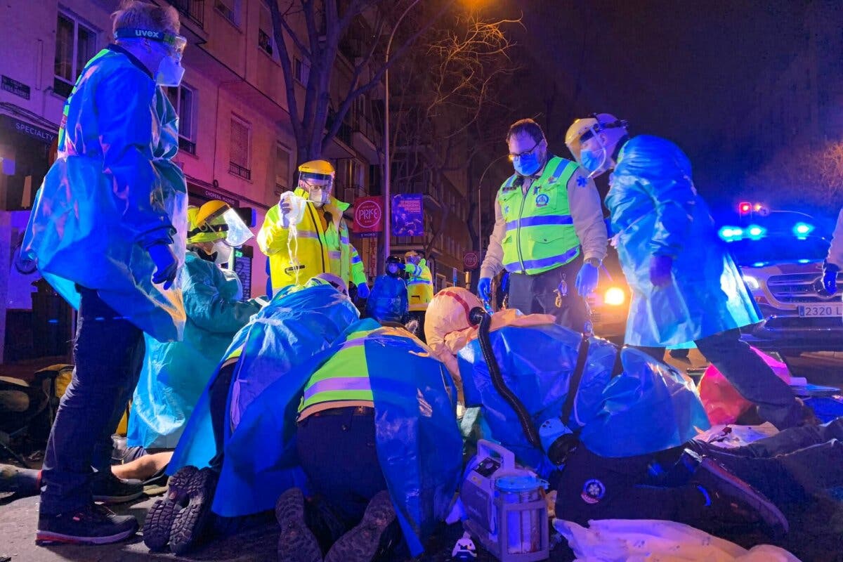 Muere un repartidor en moto al chocar contra un camión de la basura en Madrid