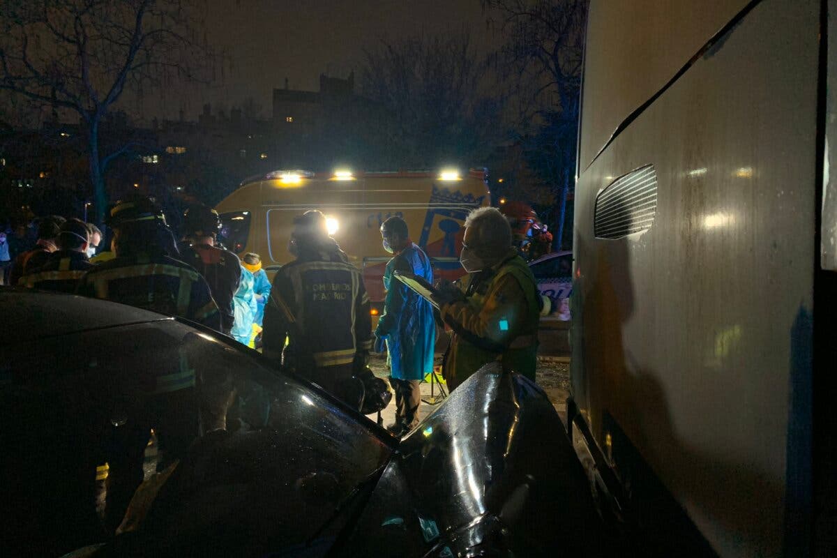 Muere el conductor de un coche tras chocar contra un autobús de la EMT en San Blas-Canillejas