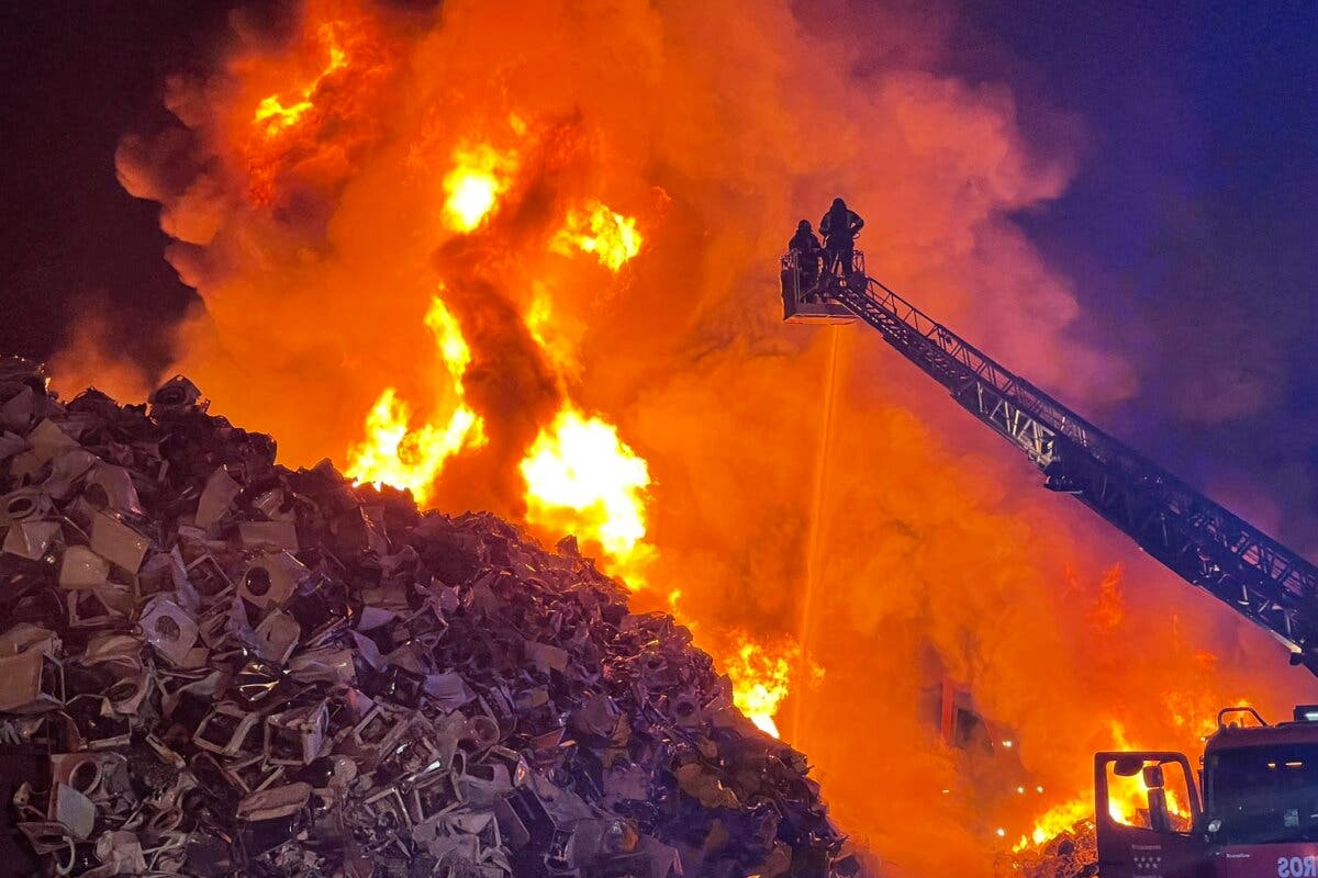 Un incendio calcina cerca de 10.000 metros cúbicos de lavadoras de una chatarrería en Leganés