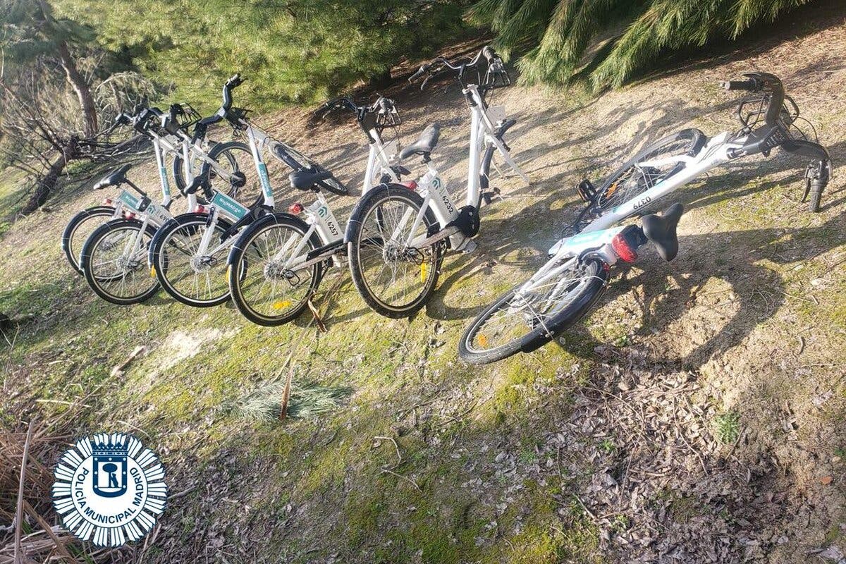 Detendos dos menores que estaban desguazando bicicletas de BiciMAD en un parque de Moratalaz