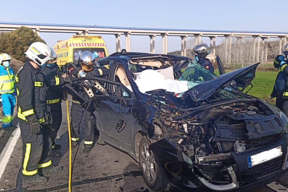 Muere un motorista de 24 años en Velilla tras empotrarse contra un coche