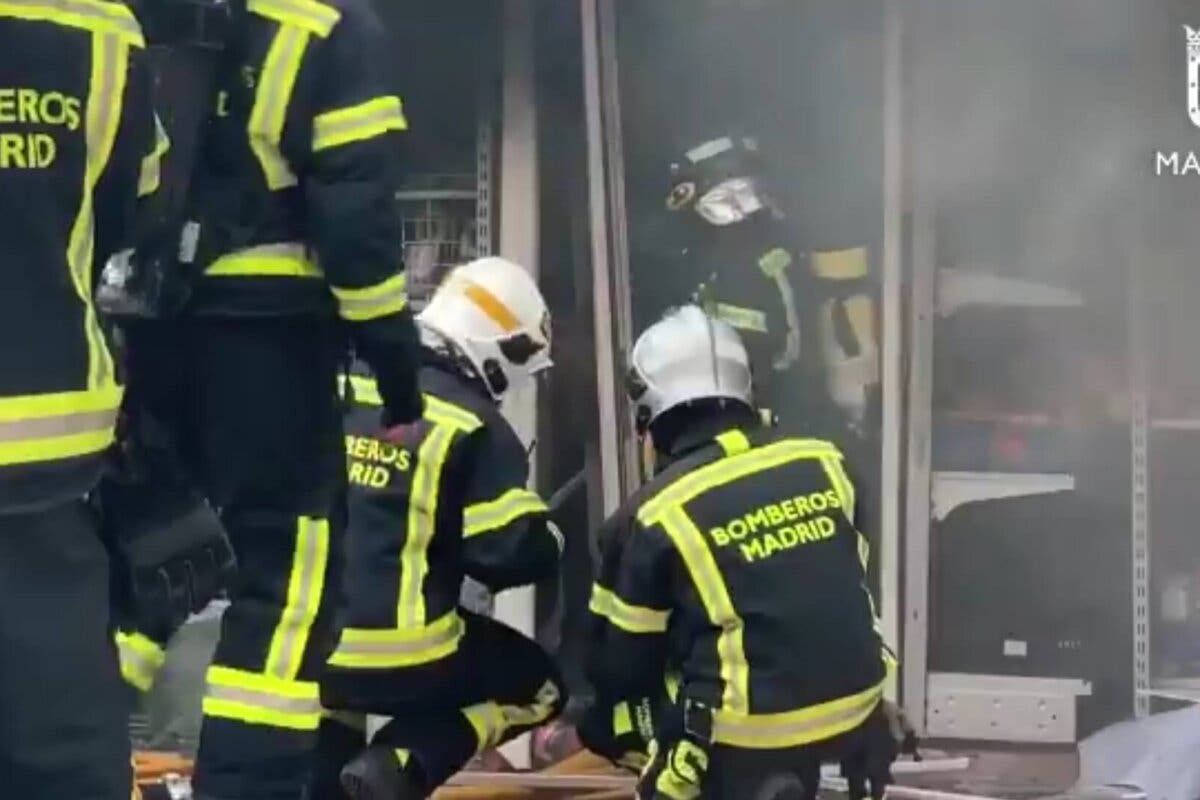 Detenidos tres menores por incendiar un bazar chino en Madrid causando daños por valor de 100.000 euros