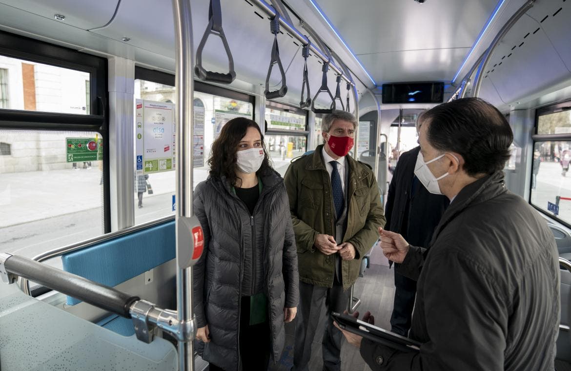 Ayuso presenta el primer autobús de hidrógeno que circulará en España