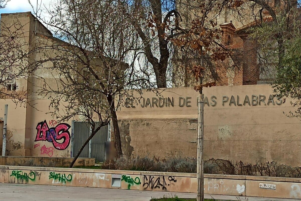 Critican la proliferación de pintadas en un espacio emblemático de Alcalá de Henares
