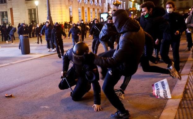 19 detenidos y 35 policías heridos en los disturbios por Hasel en Madrid alentados por Podemos