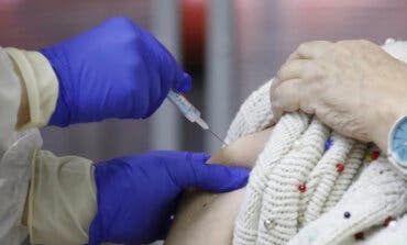 Sanidad propone aplazar la segunda dosis para acelerar la vacunación como pedía Madrid