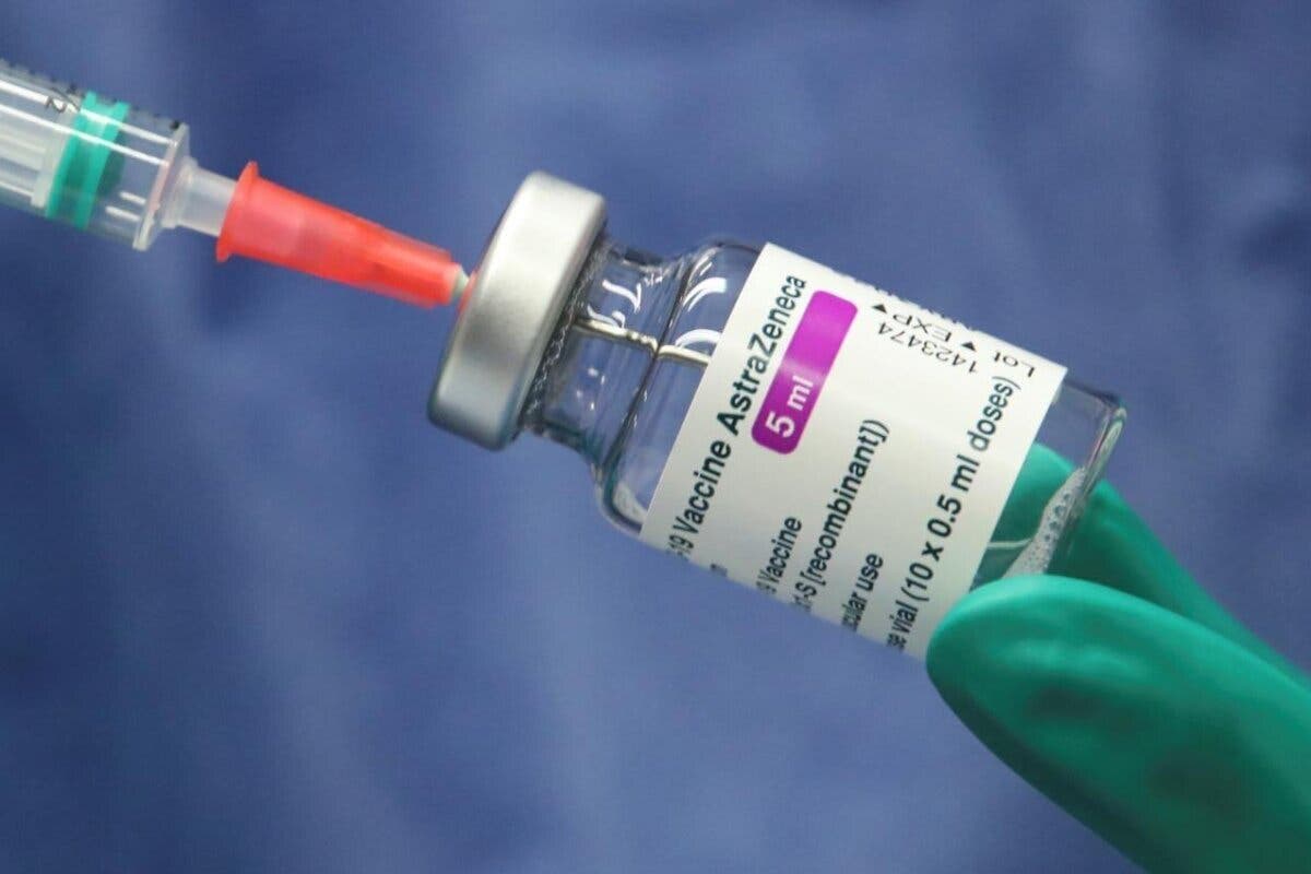 España investiga una muerte y dos casos de trombosis en personas vacunadas con AstraZeneca