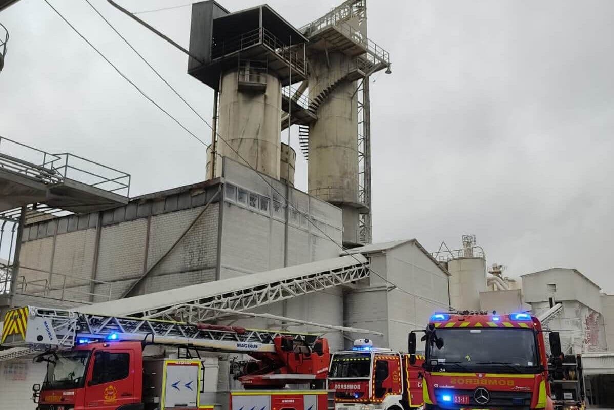 Extinguido un incendio originado a 15 metros de altura en una cementera de Arganda