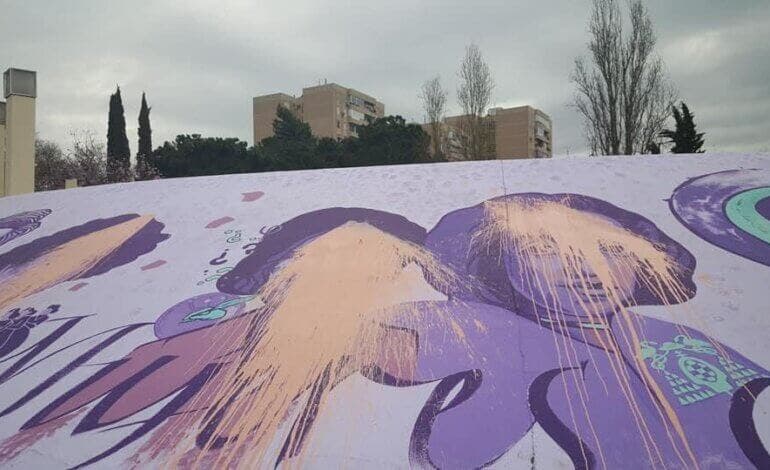 Vox Alcalá de Henares reprueba las pintadas pero rechaza la instalación del mural feminista