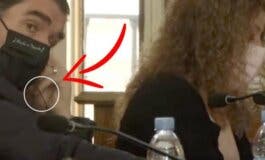 Pillan al portavoz del PSOE de Alcalá de Henares con los cascos puestos durante el pleno feminista
