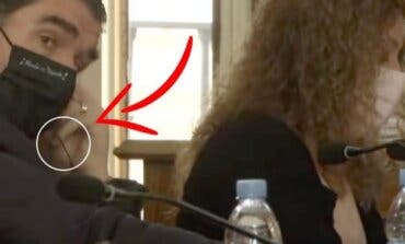 Pillan al portavoz del PSOE de Alcalá de Henares con los cascos puestos durante el pleno feminista
