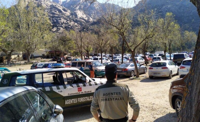 Aparcamientos completos en la Sierra de Madrid: el 112 aconseja cambiar de plan